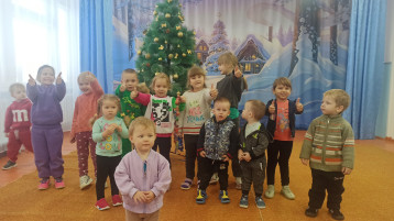 Наряжаем елочку Наряжаем елочку.